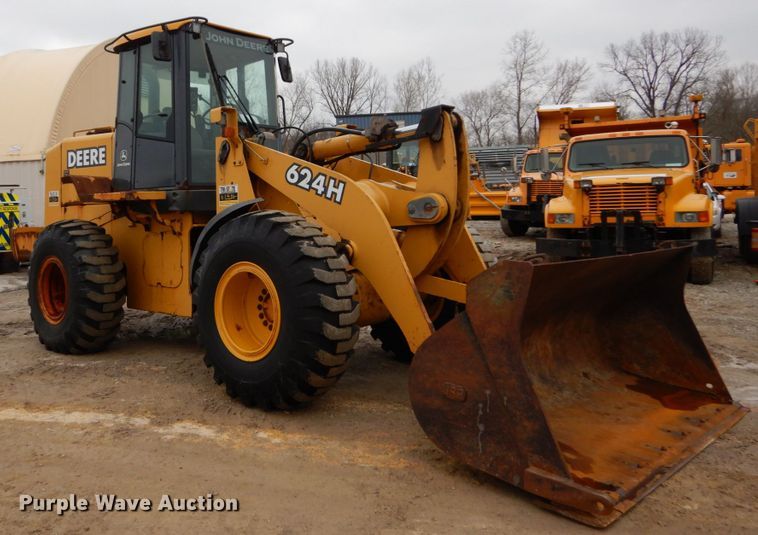 image for item GB9853 2003 John Deere 624H  wheel loader