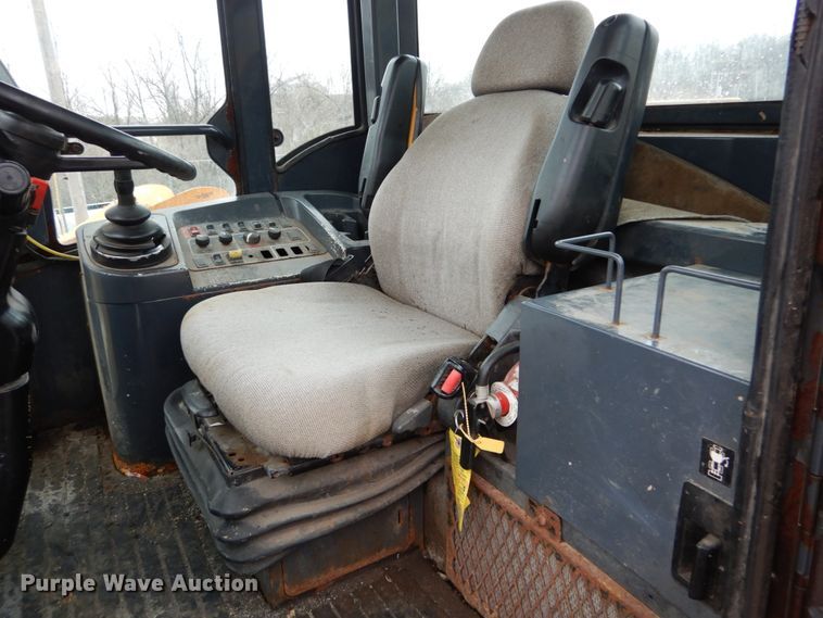 image for item GB9853 2003 John Deere 624H  wheel loader