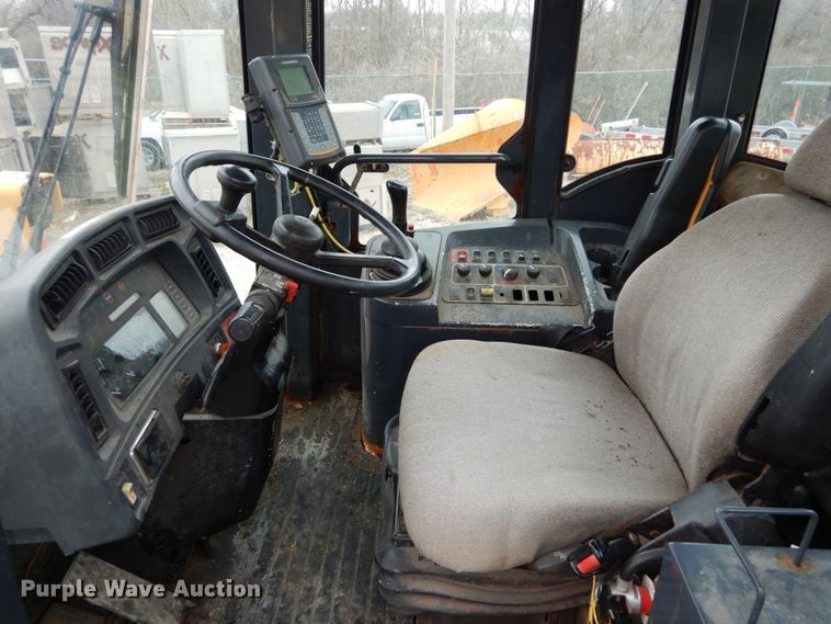 image for item GB9853 2003 John Deere 624H  wheel loader