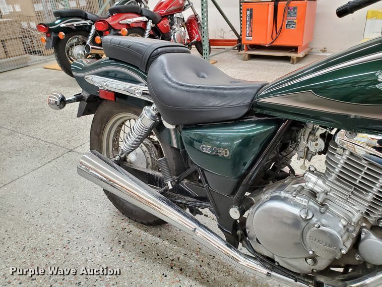 image for item GW9719 2001 Suzuki GZ250 motorcycle