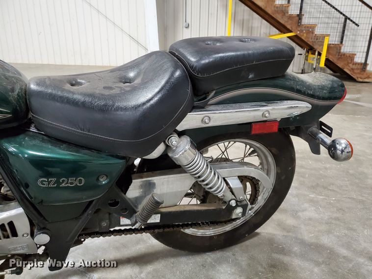 image for item GW9738 2001 Suzuki GZ250 motorcycle