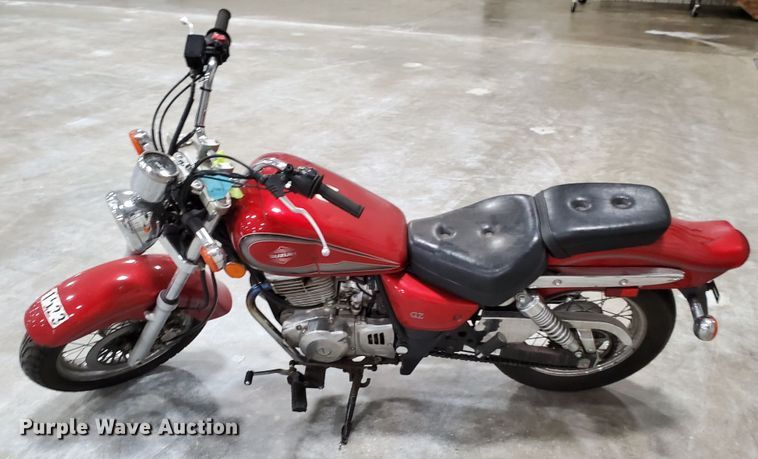 image for item GW9742 2001 Suzuki GZ250 motorcycle
