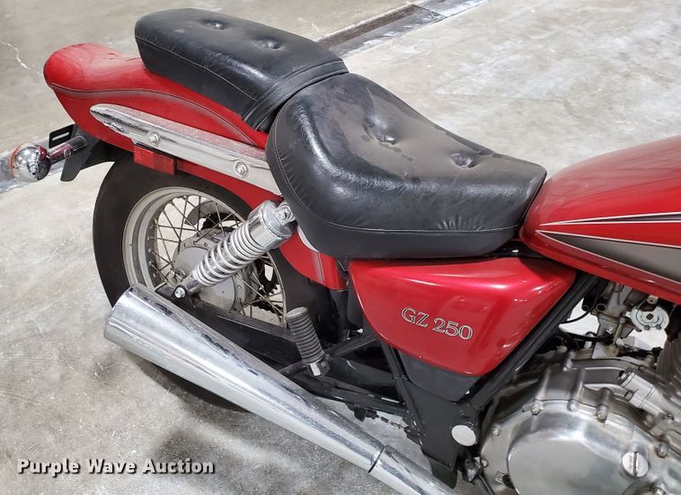 image for item GW9742 2001 Suzuki GZ250 motorcycle