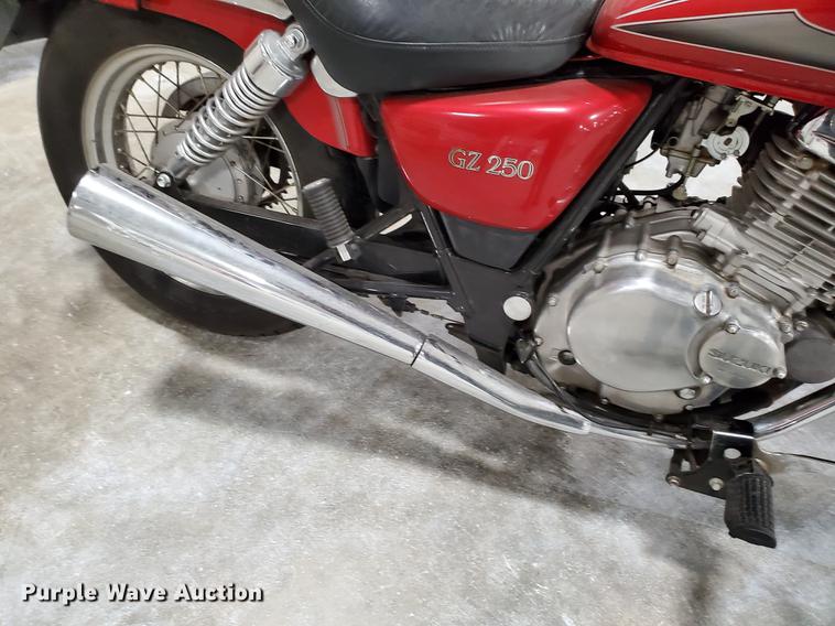image for item GW9742 2001 Suzuki GZ250 motorcycle