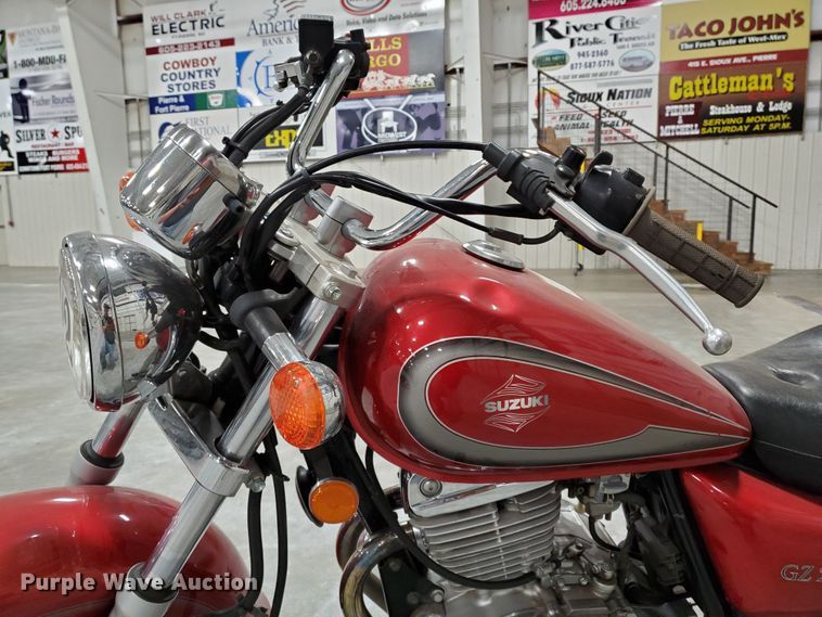 image for item GW9743 2001 Suzuki GZ250 motorcycle