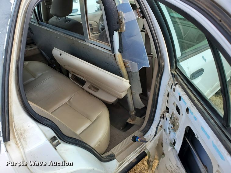 image for item GW9774 2004 Ford Crown Victoria Police Interceptor