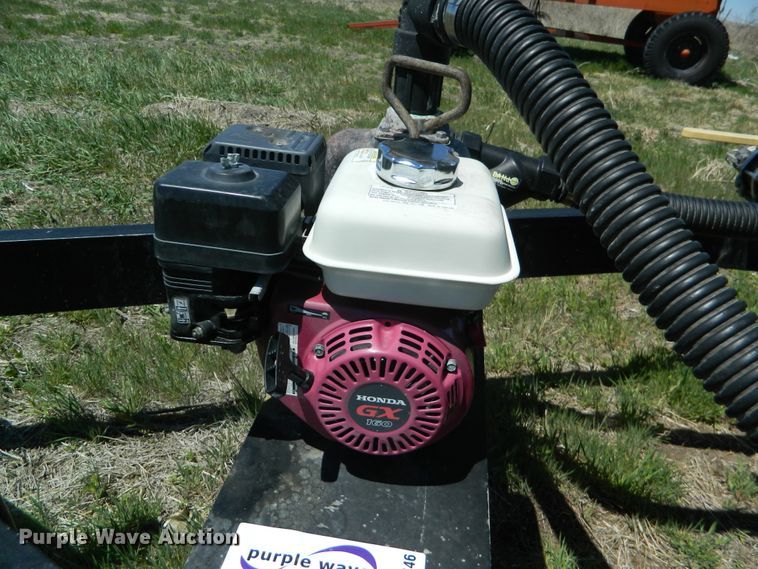 image for item DE4446 JD Skiles tank trailer