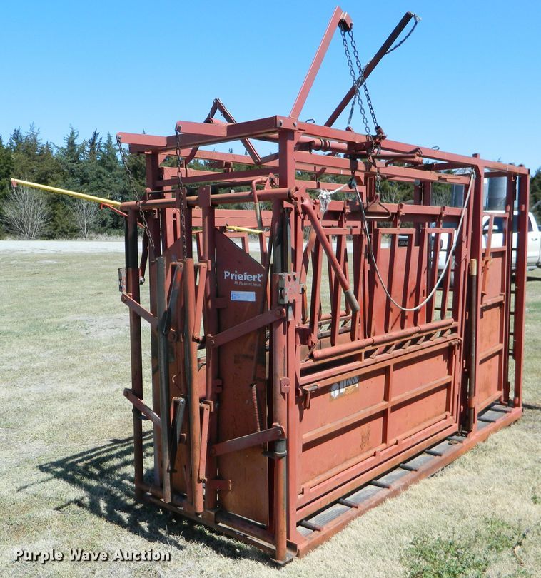 image for item DE4448 Lynn livestock squeeze chute