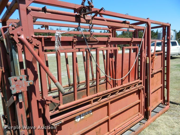 image for item DE4448 Lynn livestock squeeze chute