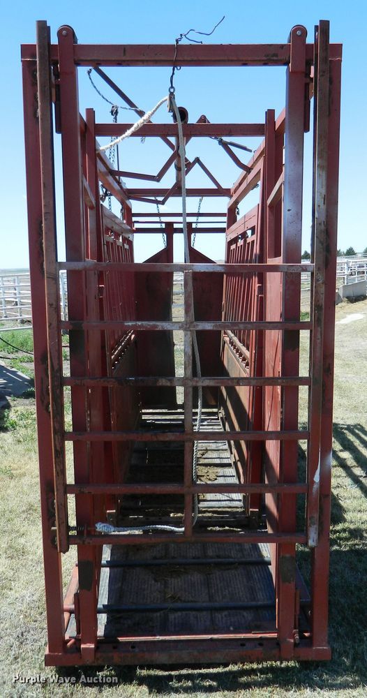 image for item DE4448 Lynn livestock squeeze chute