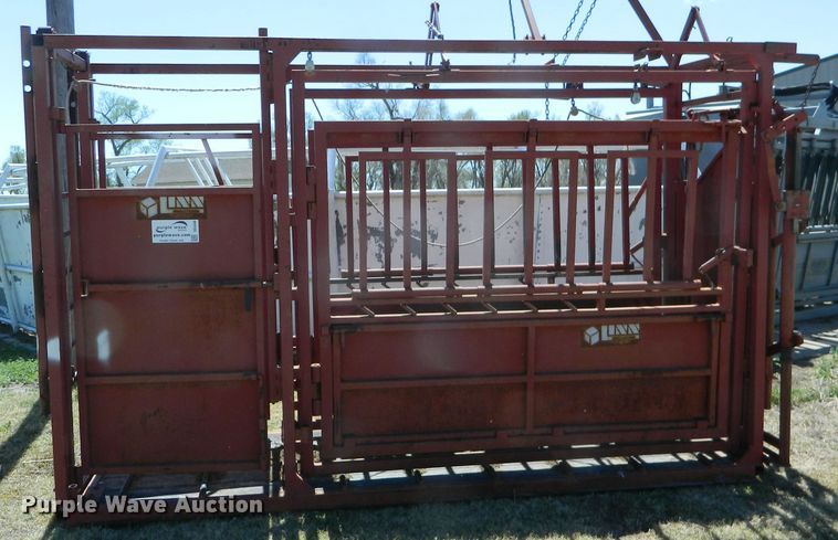 image for item DE4448 Lynn livestock squeeze chute