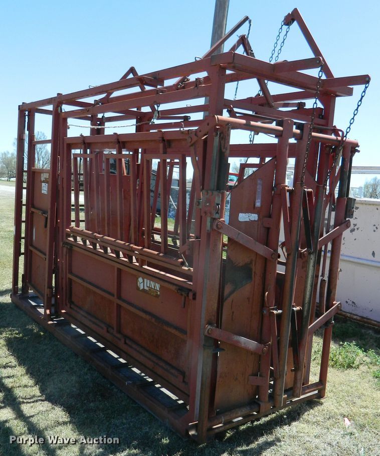 image for item DE4448 Lynn livestock squeeze chute