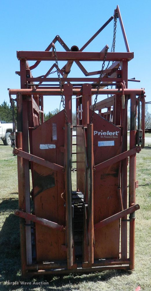 image for item DE4448 Lynn livestock squeeze chute