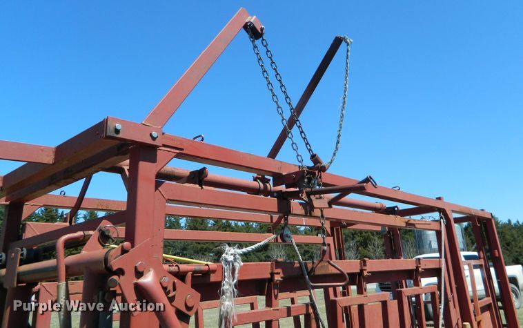 image for item DE4448 Lynn livestock squeeze chute