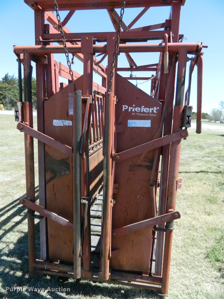 image for item DE4448 Lynn livestock squeeze chute