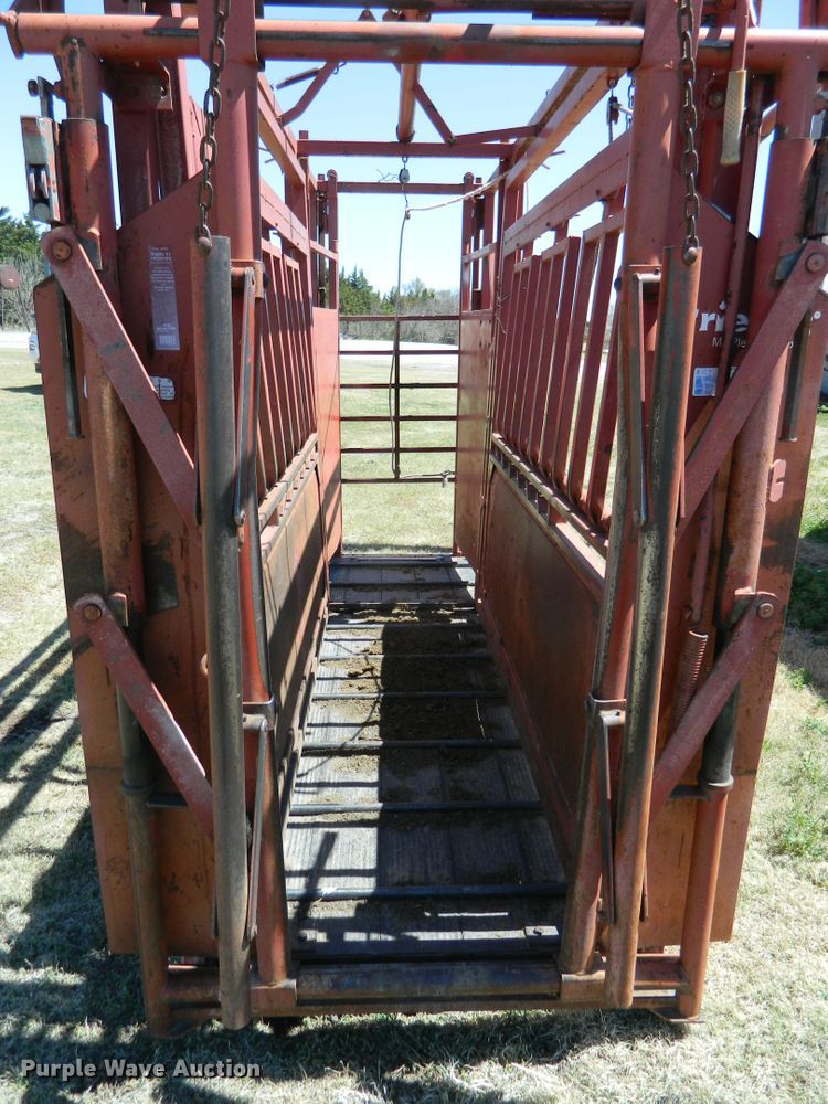 image for item DE4448 Lynn livestock squeeze chute
