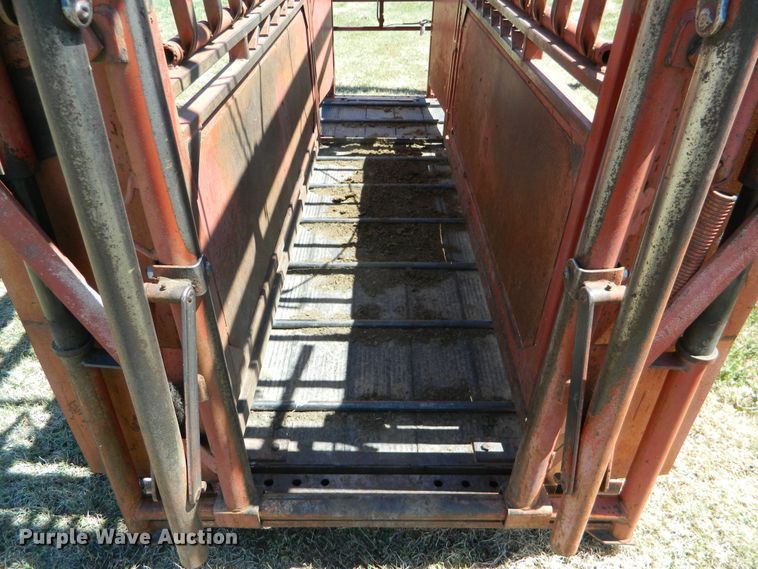 image for item DE4448 Lynn livestock squeeze chute