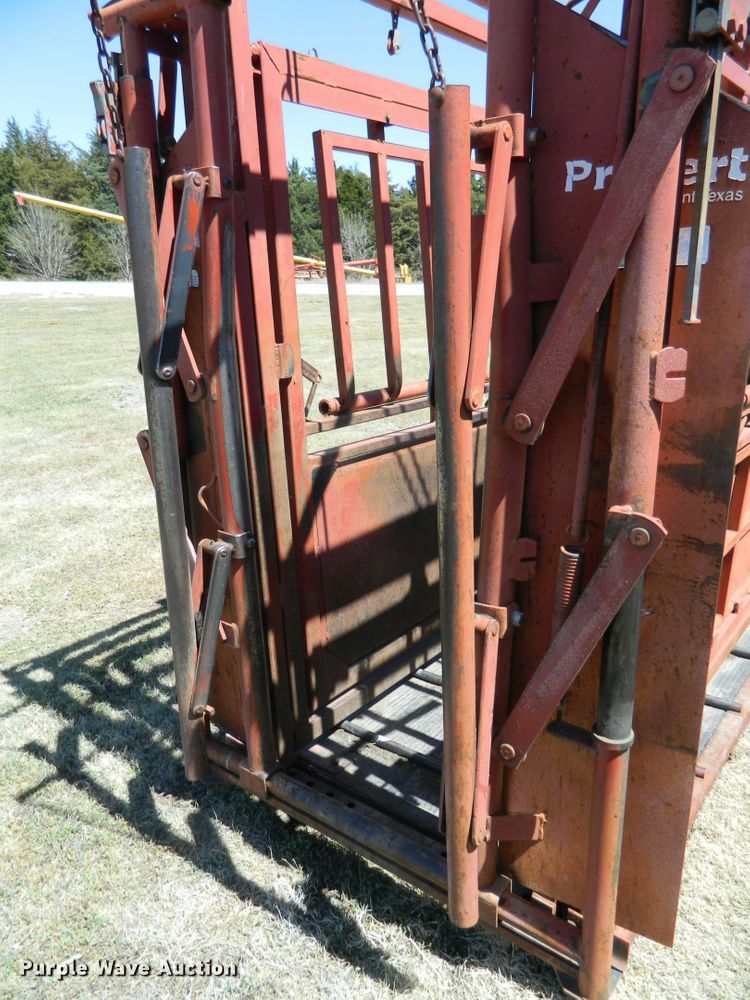 image for item DE4448 Lynn livestock squeeze chute