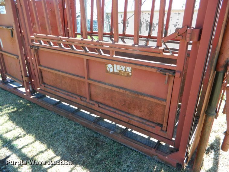 image for item DE4448 Lynn livestock squeeze chute