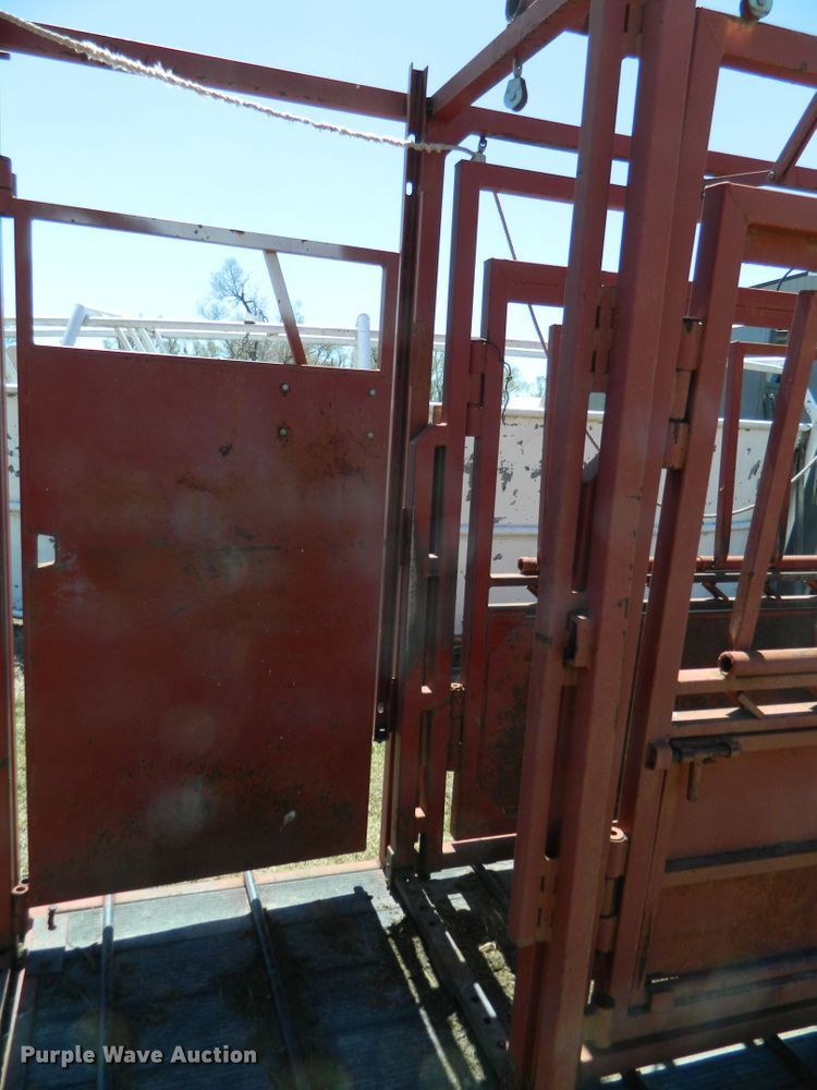image for item DE4448 Lynn livestock squeeze chute