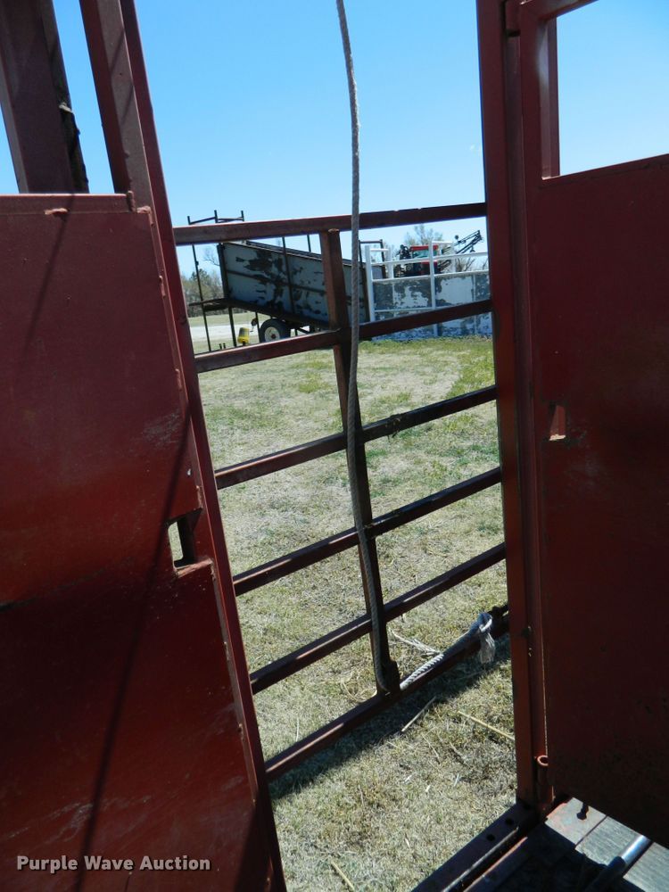 image for item DE4448 Lynn livestock squeeze chute