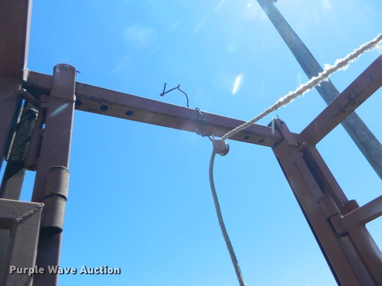 image for item DE4448 Lynn livestock squeeze chute