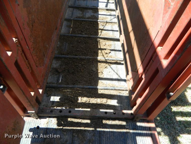 image for item DE4448 Lynn livestock squeeze chute
