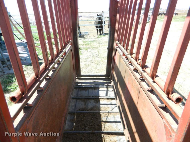 image for item DE4448 Lynn livestock squeeze chute