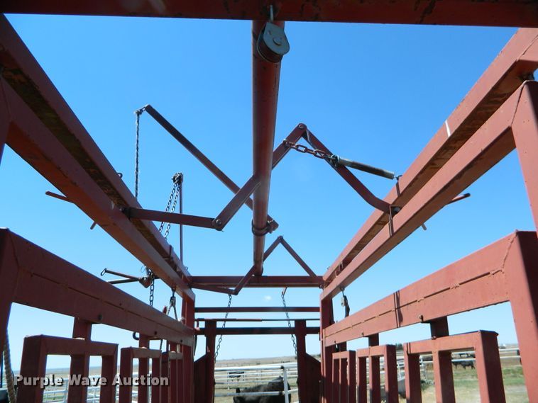 image for item DE4448 Lynn livestock squeeze chute