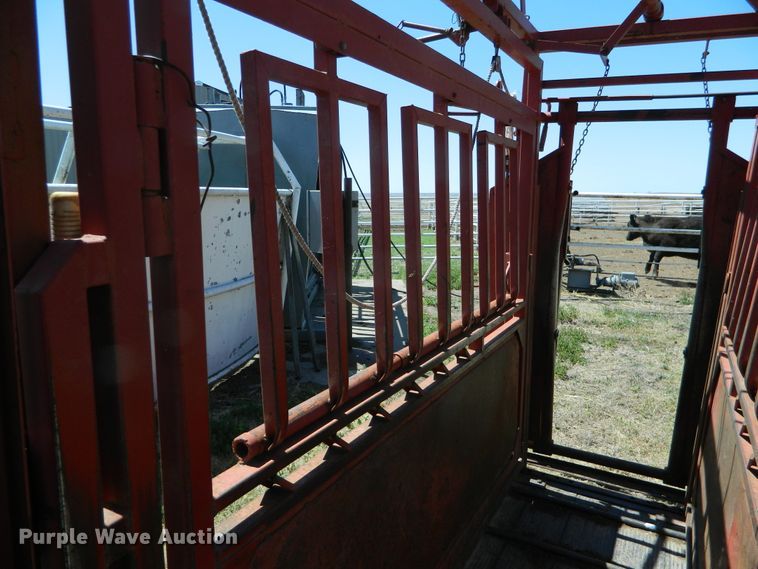 image for item DE4448 Lynn livestock squeeze chute