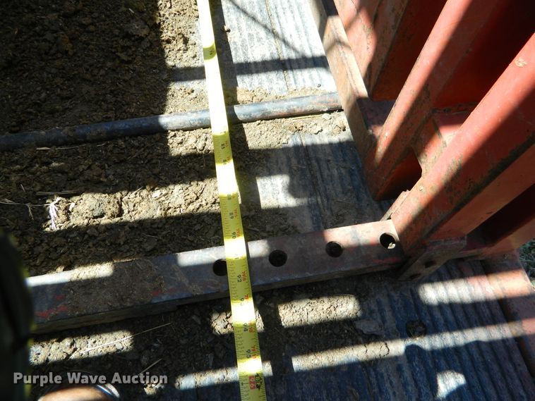 image for item DE4448 Lynn livestock squeeze chute