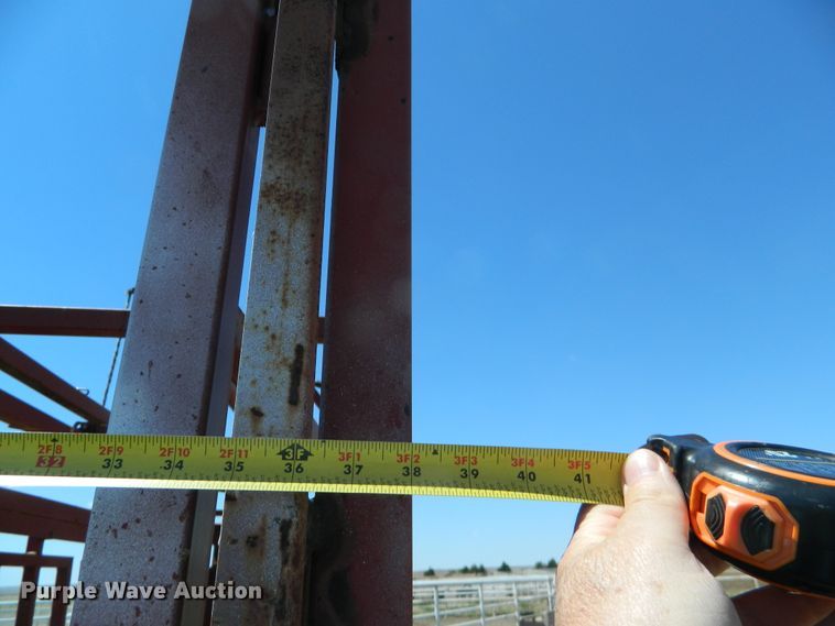 image for item DE4448 Lynn livestock squeeze chute