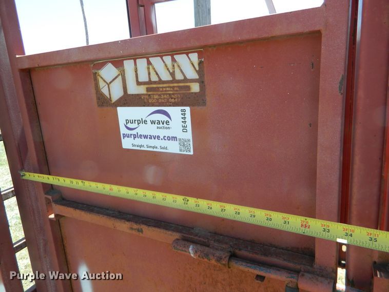 image for item DE4448 Lynn livestock squeeze chute