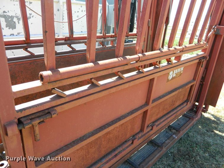 image for item DE4448 Lynn livestock squeeze chute