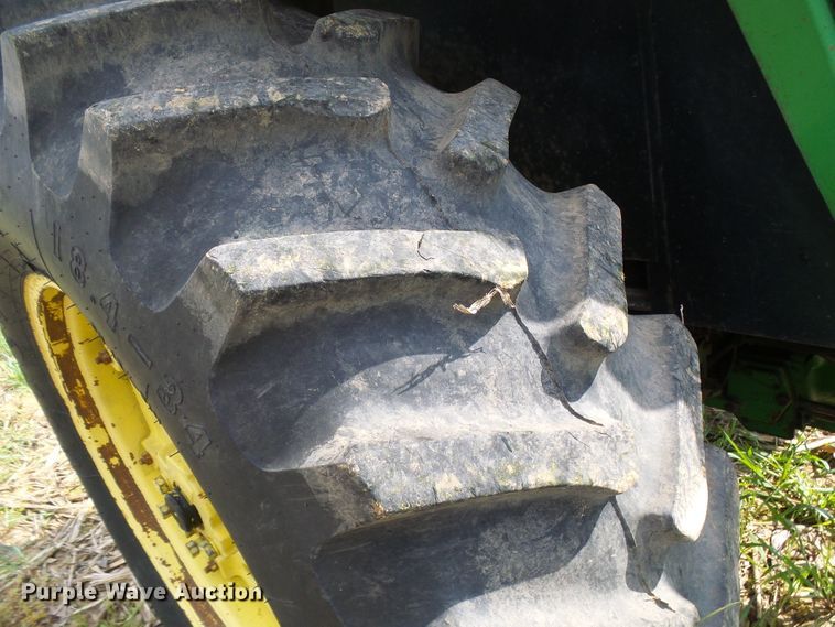 image for item DG5640 1983 John Deere 2950 tractor