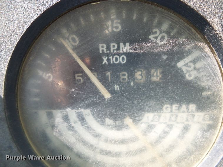 image for item DG5640 1983 John Deere 2950 tractor