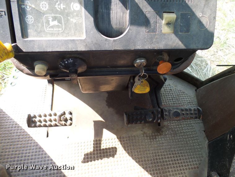 image for item DG5640 1983 John Deere 2950 tractor