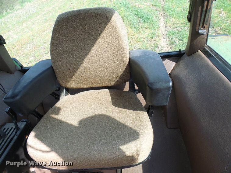 image for item DG5640 1983 John Deere 2950 tractor