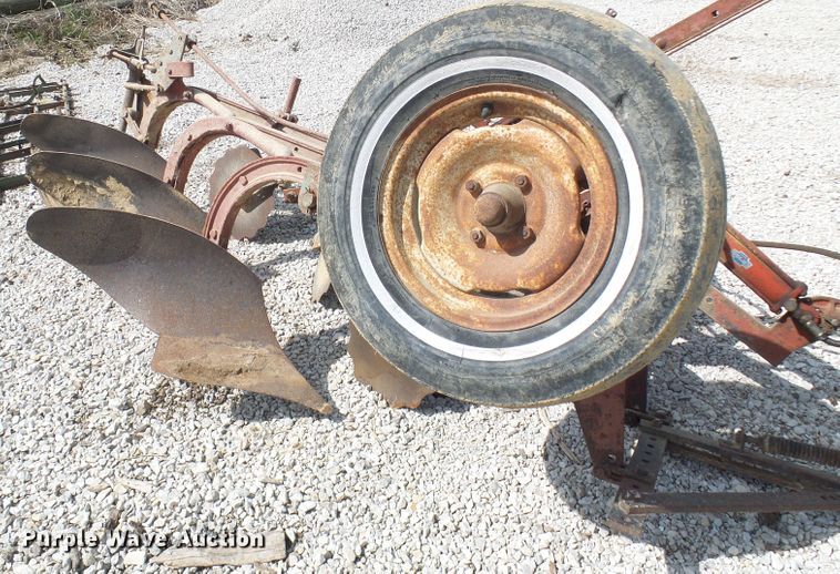 image for item DG5662 Three bottom plow