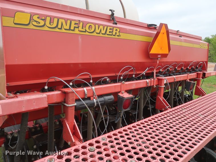 image for item DH0865 2006 Sunflower 9433-40 grain drill