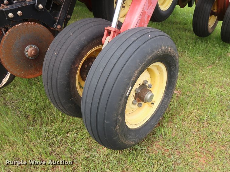 image for item DH0865 2006 Sunflower 9433-40 grain drill