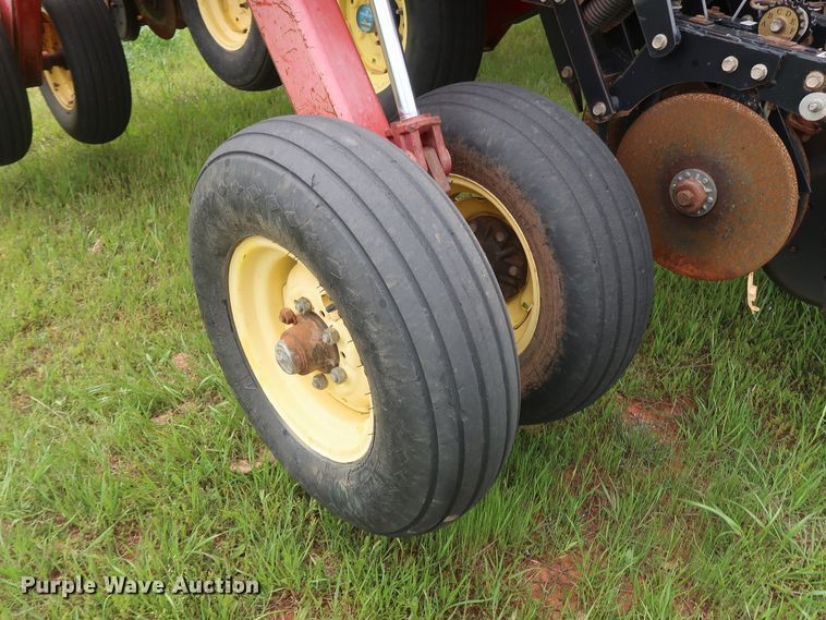 image for item DH0865 2006 Sunflower 9433-40 grain drill