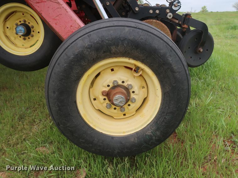 image for item DH0865 2006 Sunflower 9433-40 grain drill