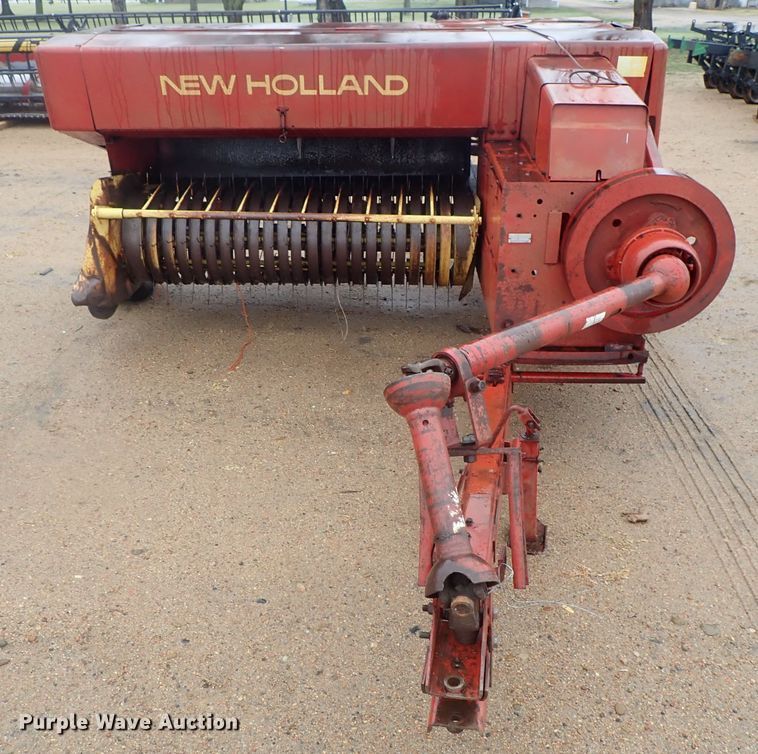 image for item GR9146 New Holland 278 small square baler