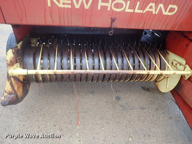 image for item GR9146 New Holland 278 small square baler