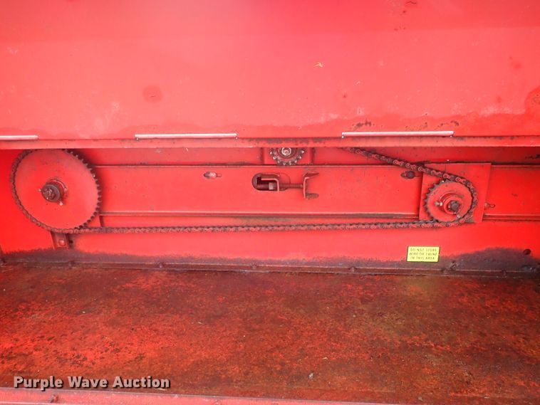 image for item GR9146 New Holland 278 small square baler