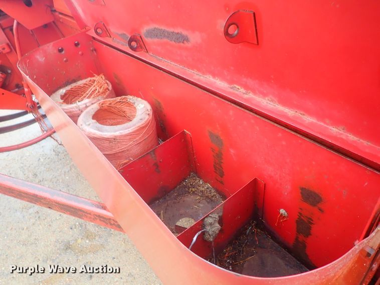 image for item GR9146 New Holland 278 small square baler