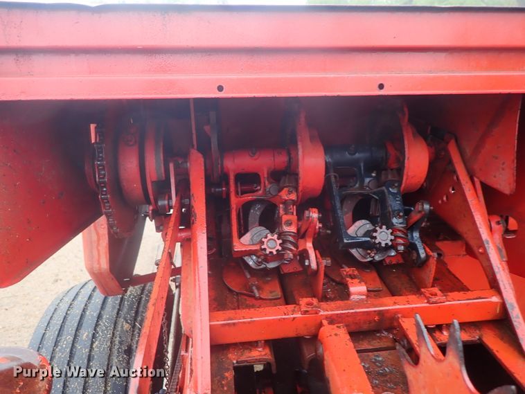 image for item GR9146 New Holland 278 small square baler