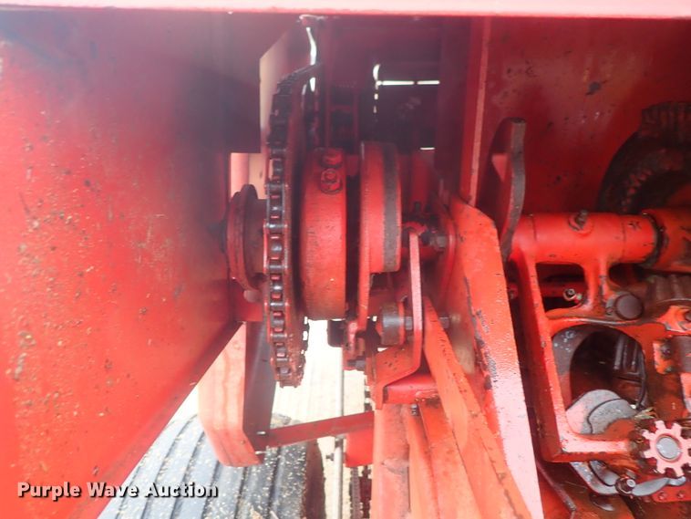 image for item GR9146 New Holland 278 small square baler