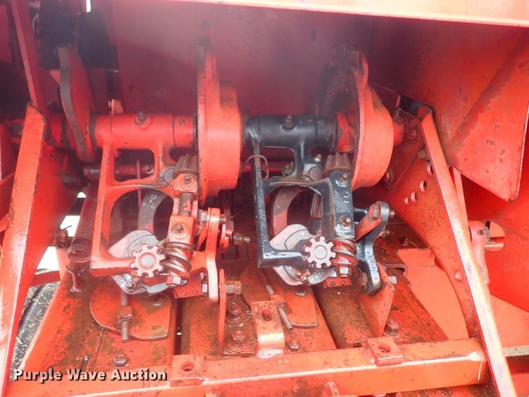 image for item GR9146 New Holland 278 small square baler